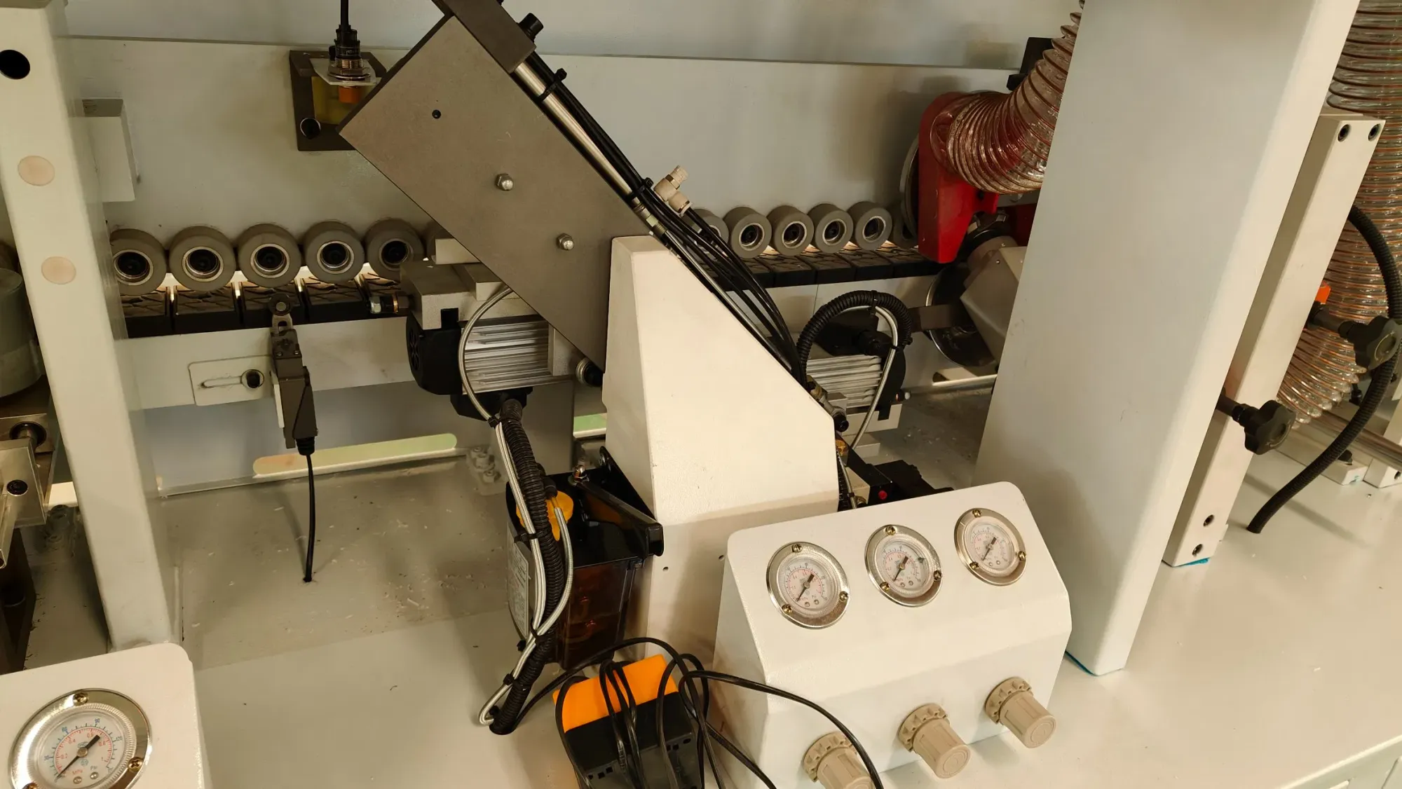 Автоматический кромкооблицовочный станок с предварительной фрезеровкой 6