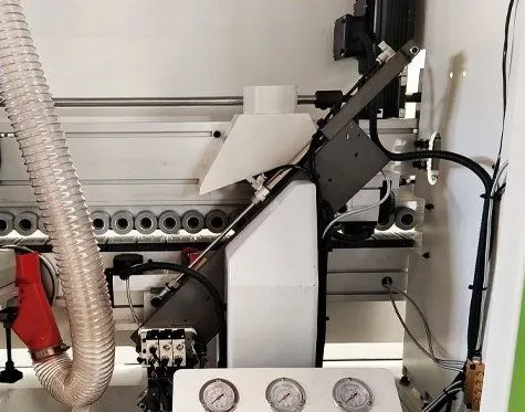 Автоматическая машина для кромочной обработки PUR с предварительной обрезкой углов 2