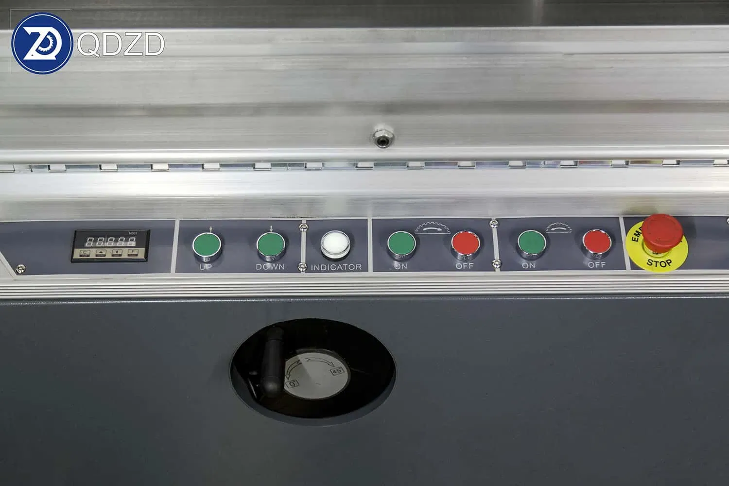 Прецизионная ленточная пила со столом для эффективной резки древесины 4