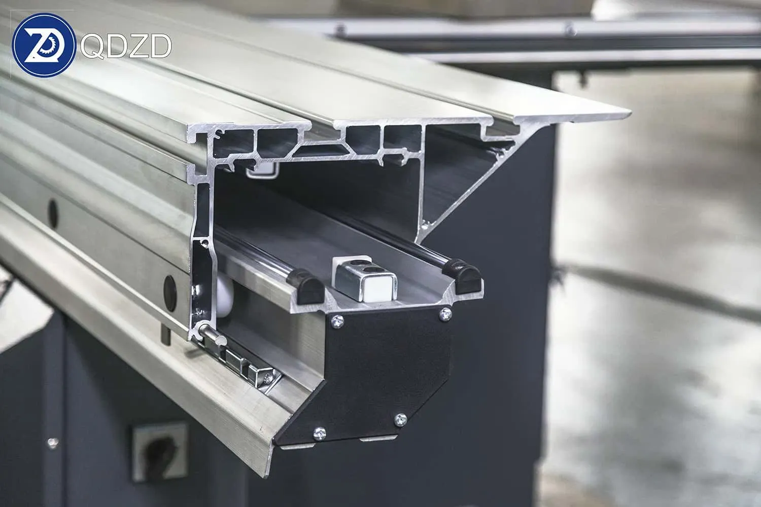 Прецизионная ленточная пила со столом для эффективной резки древесины 5