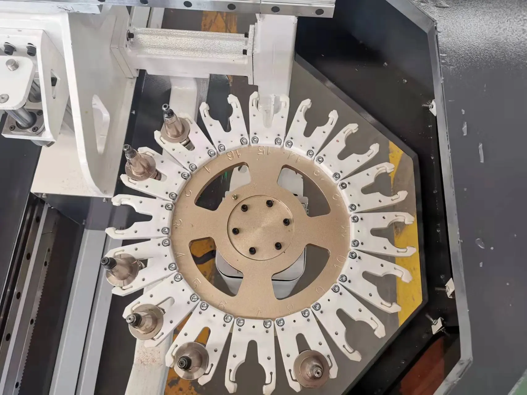 Автоматический инструментальный сменный ЧПУ фрезерный станок Сосн 16-Пiece 5