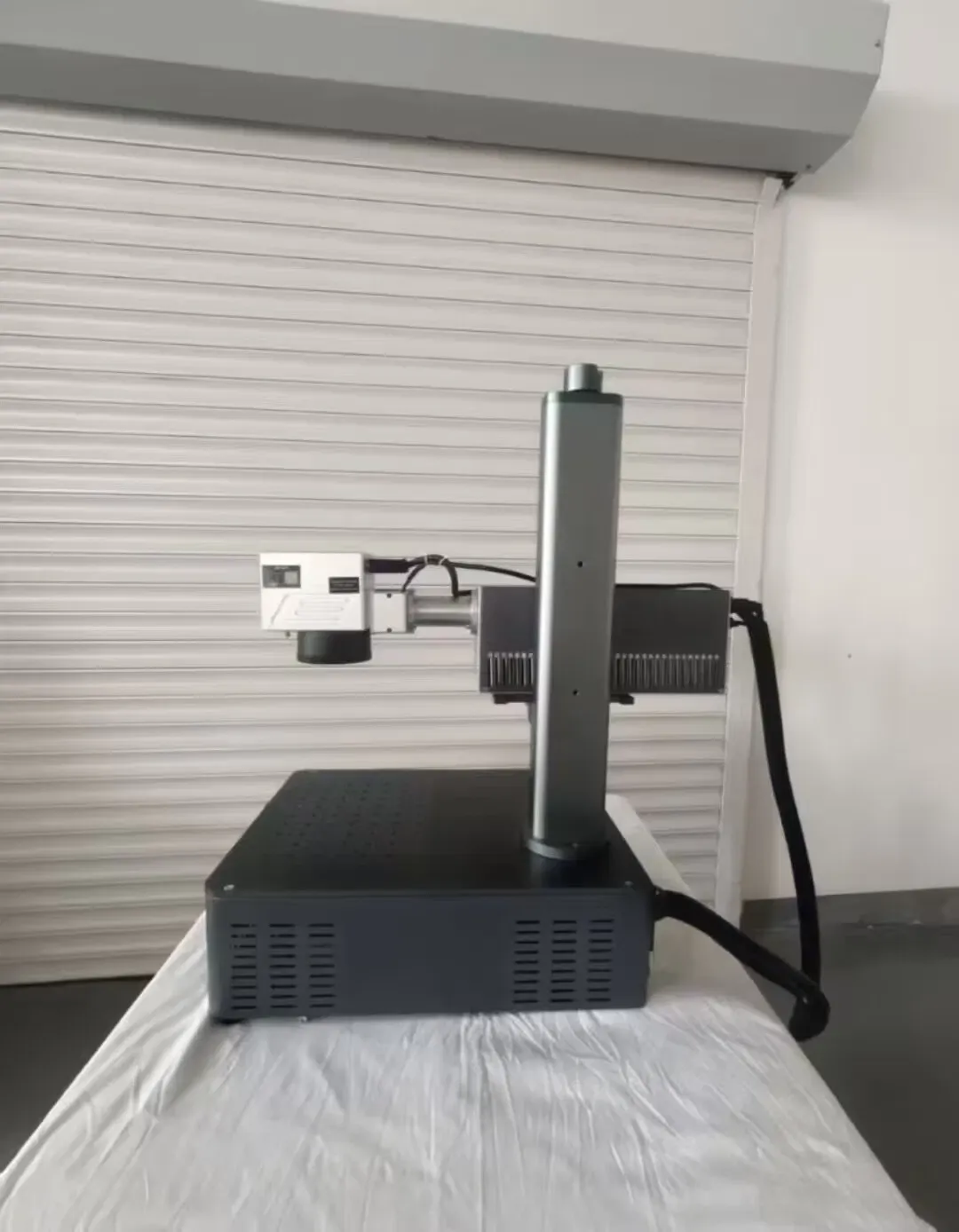 Миниатюрный УФ-лазерный гравер 5W Jpt с 110*110mm линзой 6