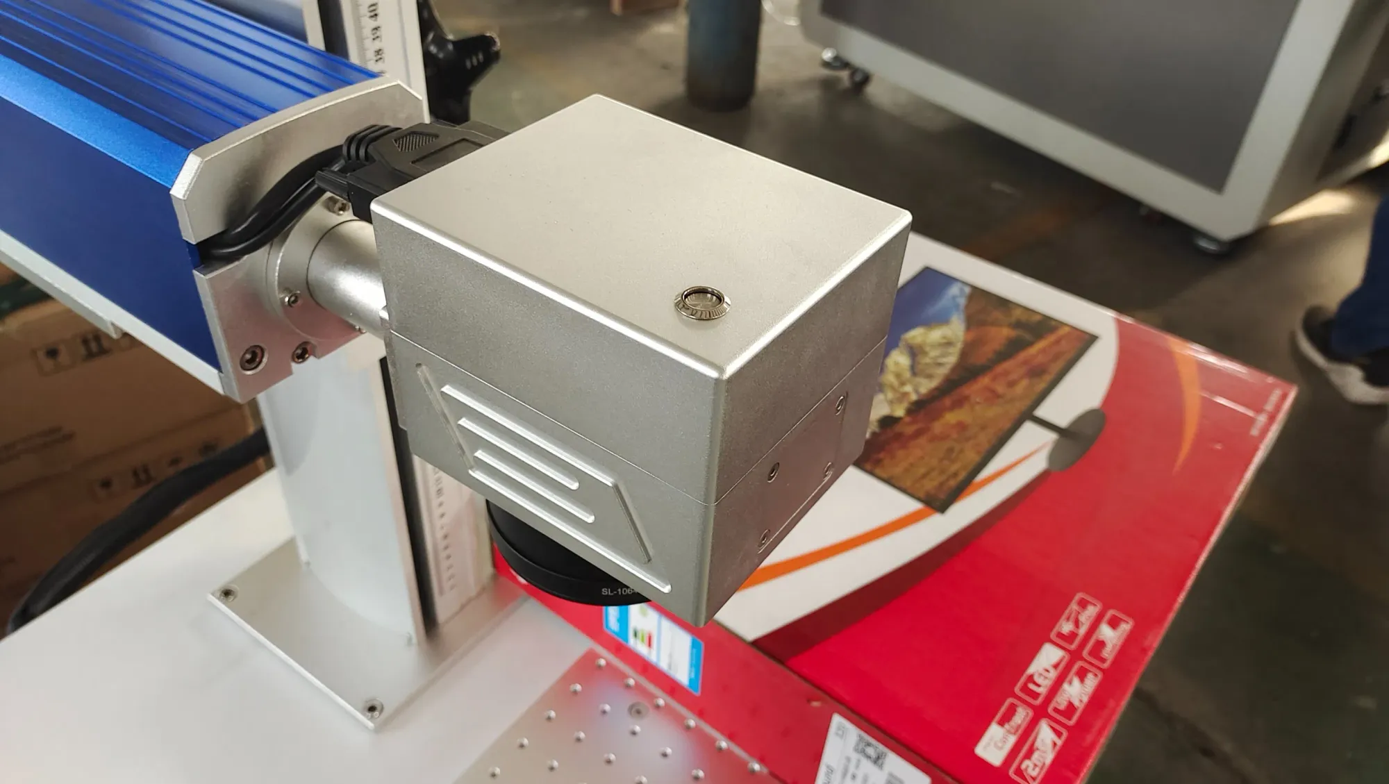 Профессиональный волоконный лазерный гравировщик и резак 50W 4