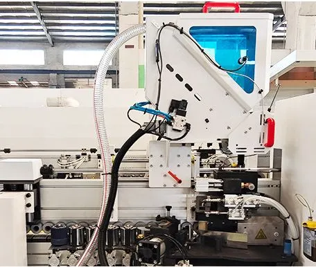 Машина для запечатывания кромок мебели с дверцами шкафа с функцией бокового сверления 2