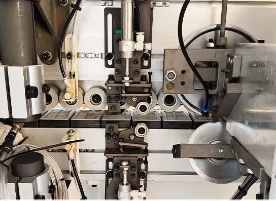 Машина для запечатывания кромок мебели с дверцами шкафа с функцией бокового сверления 5