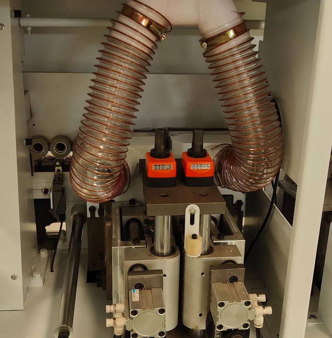 Машина для запечатывания кромок мебели с дверцами шкафа с функцией бокового сверления 6