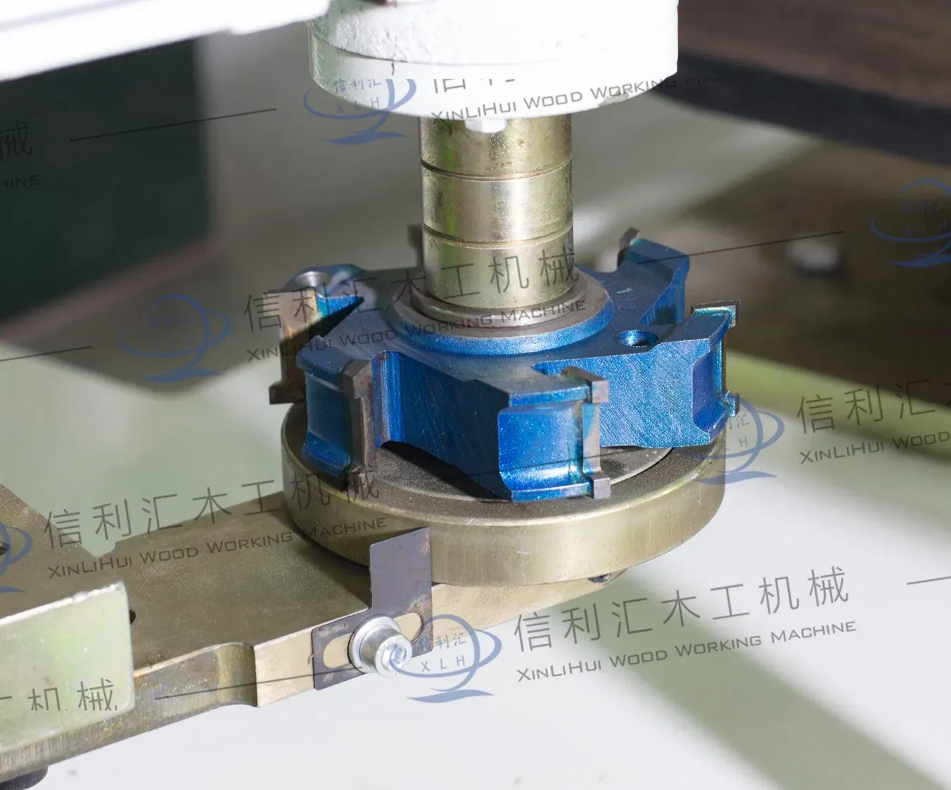 Автоматическая копировально-формовочная машина для деревообработки 3