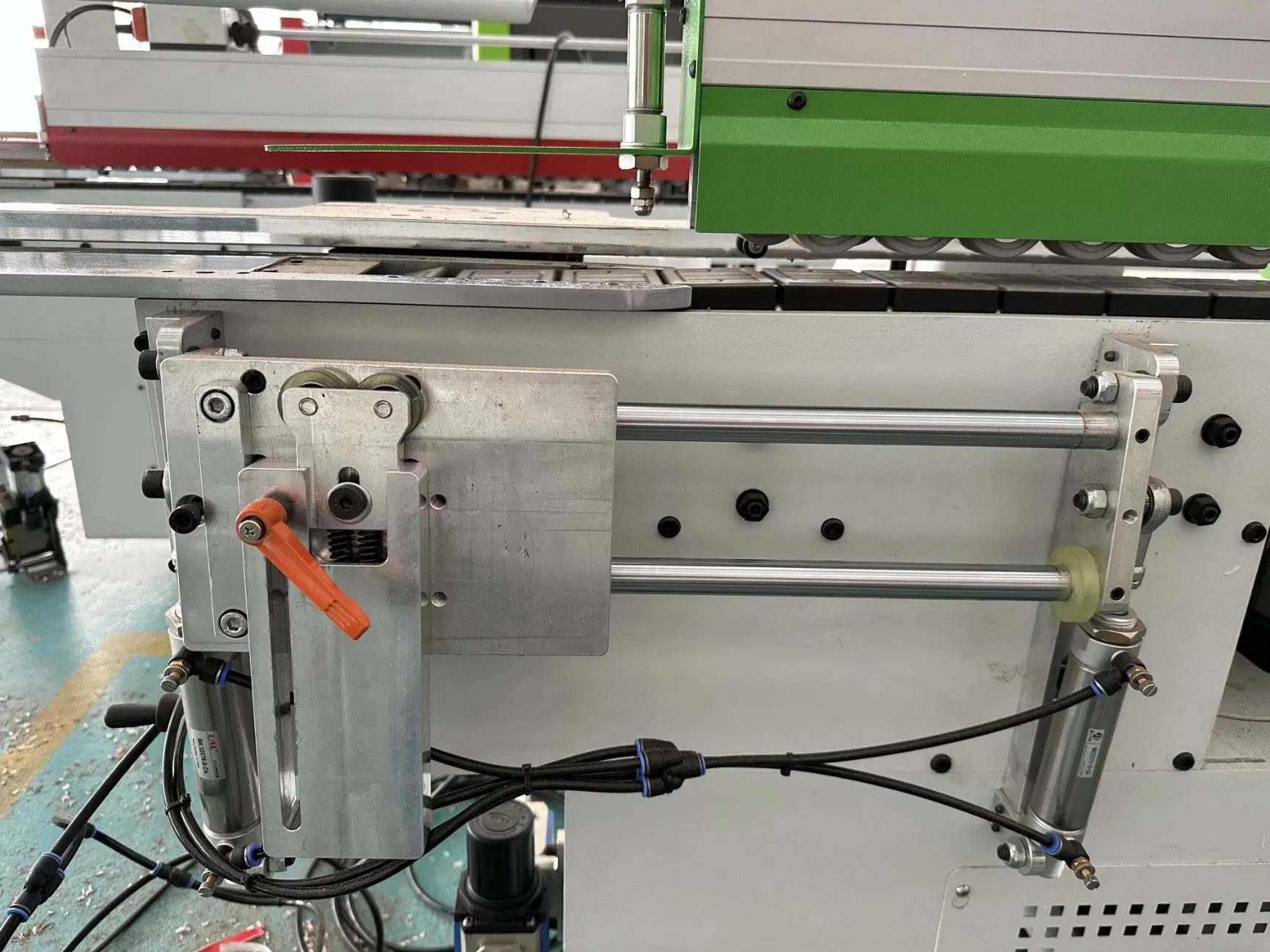 Профессиональный деревообрабатывающий станок для наклеивания кромки с вертикальным углом 5