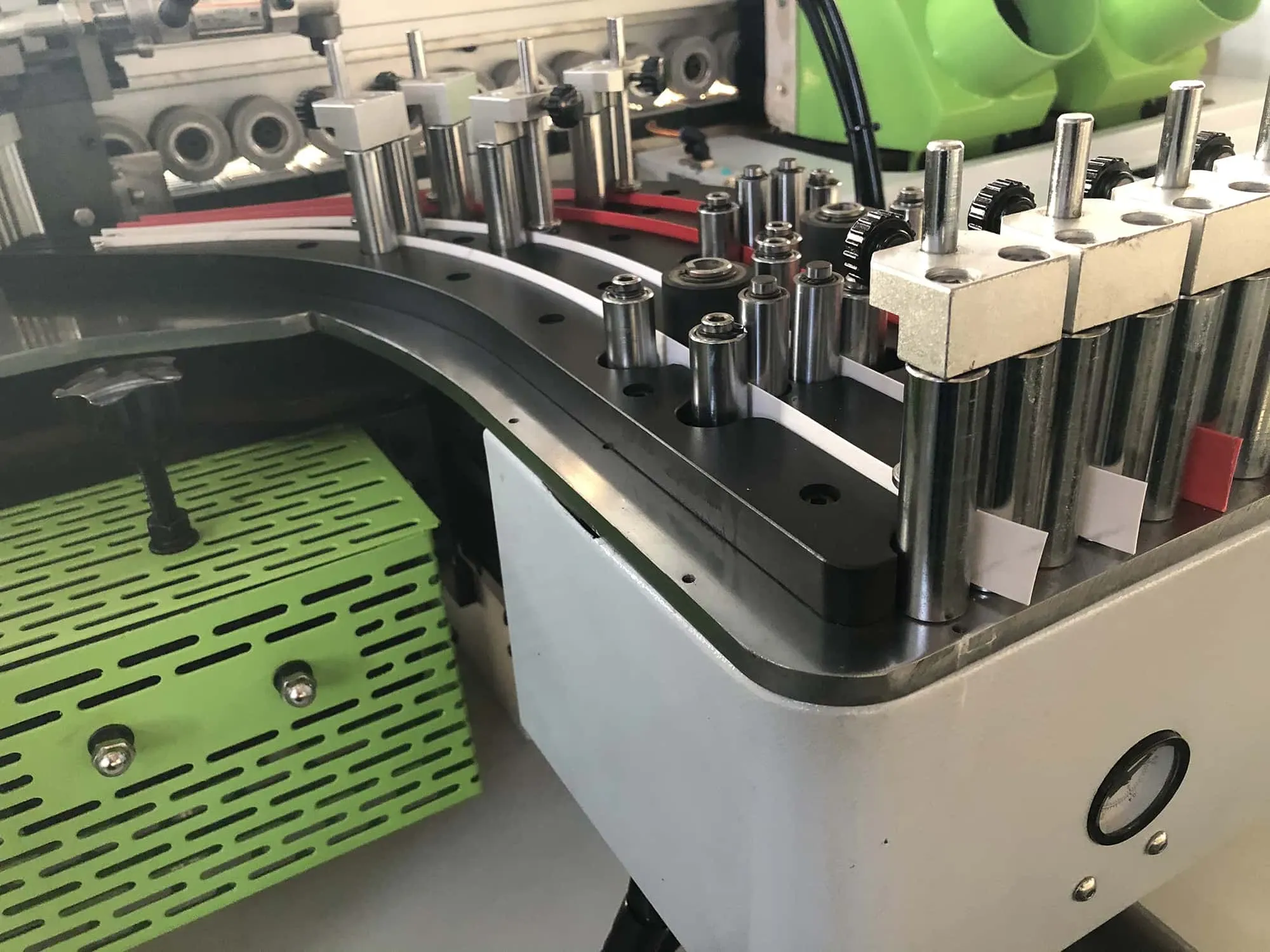 Профессиональный деревообрабатывающий станок для наклеивания кромки с вертикальным углом 6