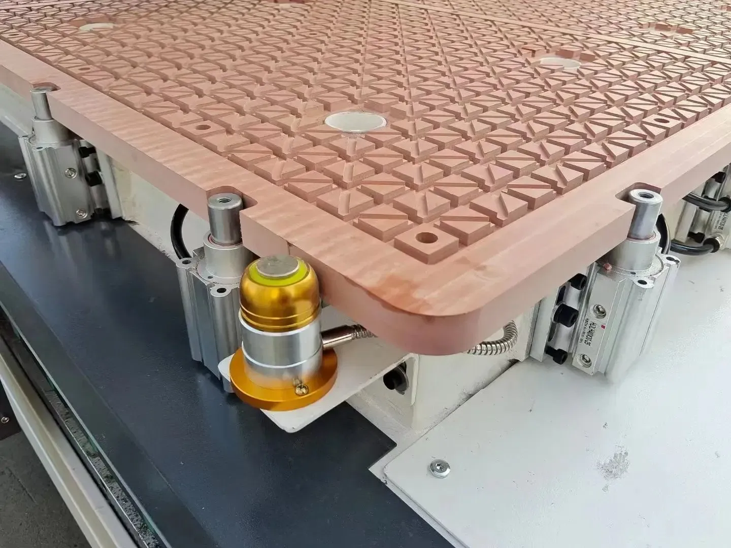 Деревообрабатывающий фрезерный станок с ЧПУ для мебели 5