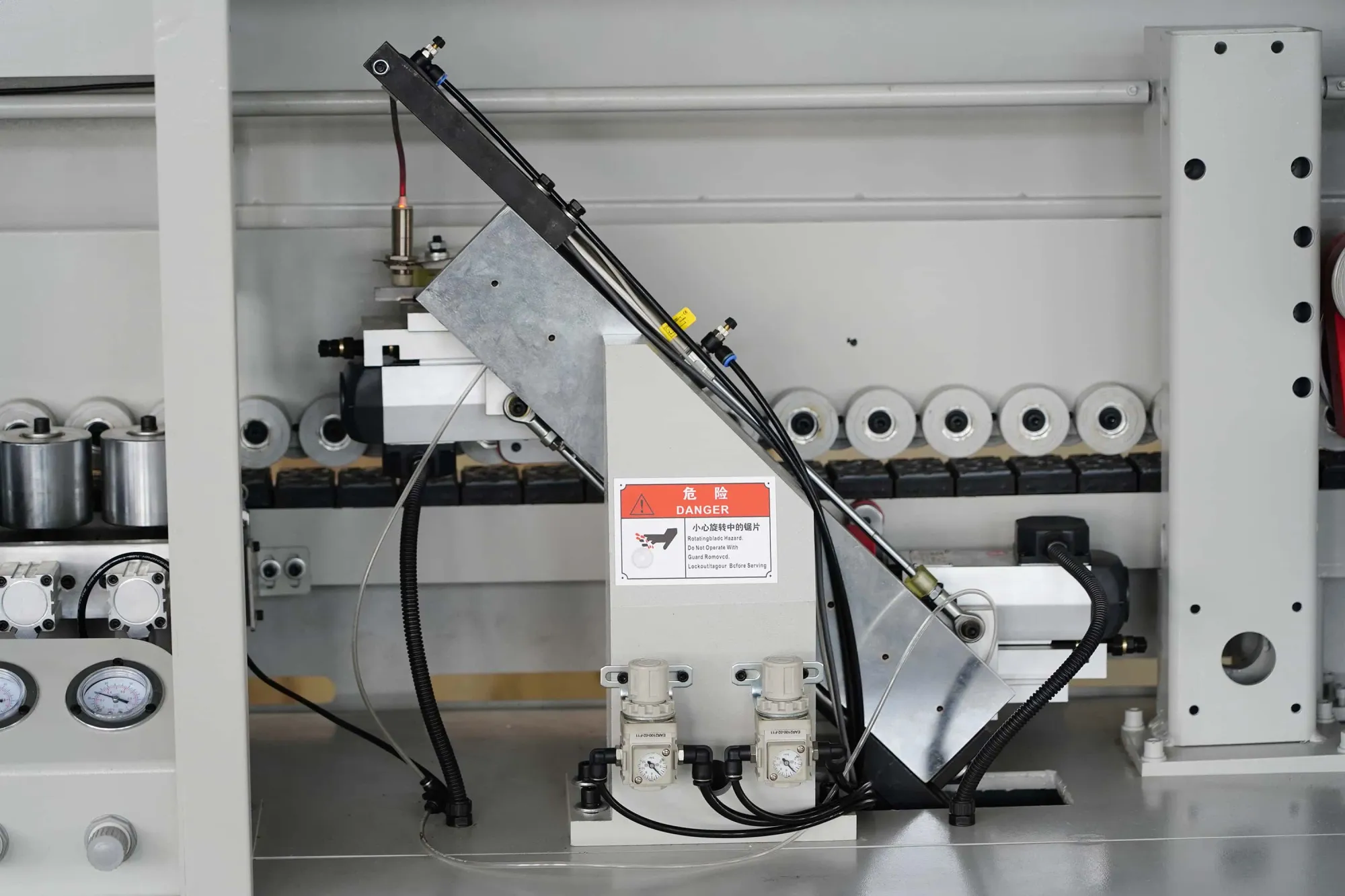 Машина для оклейки кромок с обрезкой и скоблением для плит ZD500 5