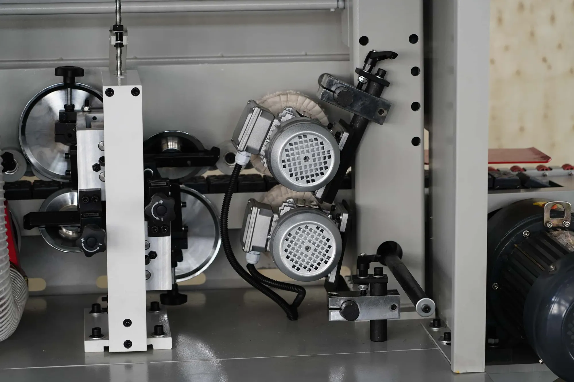 Машина для оклейки кромок с обрезкой и скоблением для плит ZD500 3