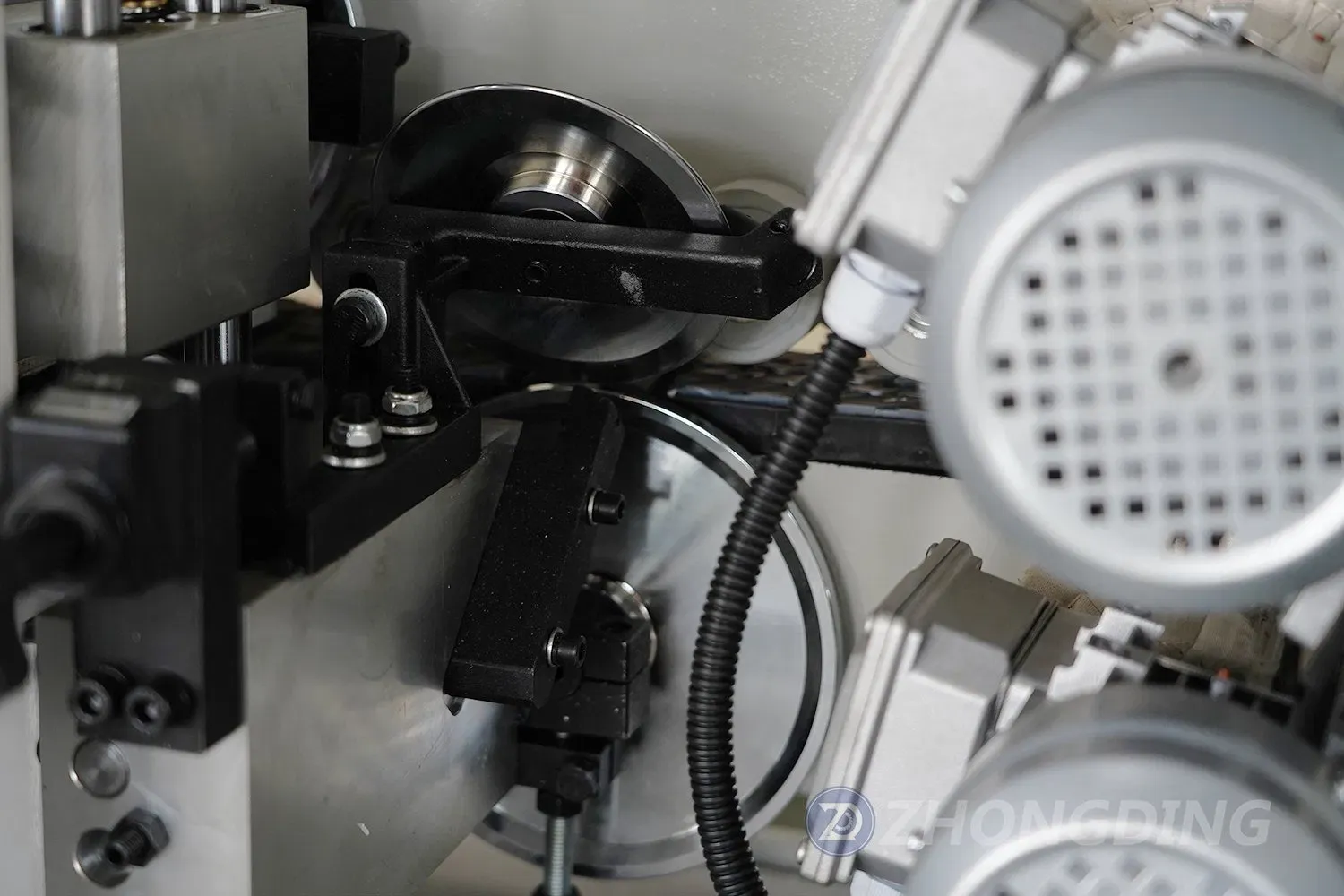 Профессиональная машина для кромкования древесины ZD600R 4